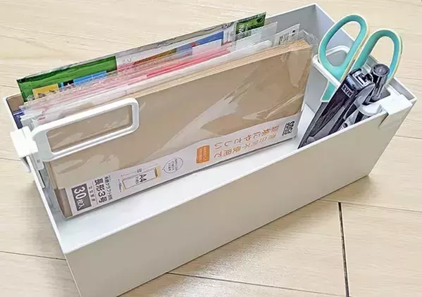 110円の『冷蔵庫用の仕切り』がデスクでも活躍！　差し込むだけで「出し入れスムーズ」【DAISO】