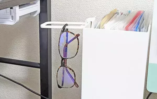 110円の『冷蔵庫用の仕切り』がデスクでも活躍！　差し込むだけで「出し入れスムーズ」【DAISO】