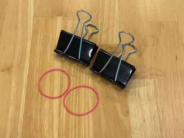 ダブルクリップと輪ゴムで作る『ティッシュホルダー』が有能　洗面台の収納に役立つ『1分ワザ』