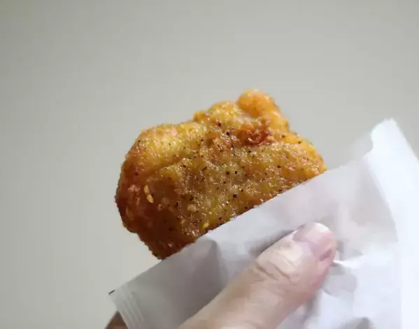 食パンに『ファミチキ』を挟んで焼くだけ　味つけ不要のホットサンドが絶品！【アレンジ4選】