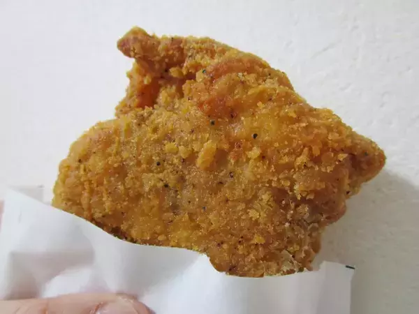 食パンに『ファミチキ』を挟んで焼くだけ　味つけ不要のホットサンドが絶品！【アレンジ4選】
