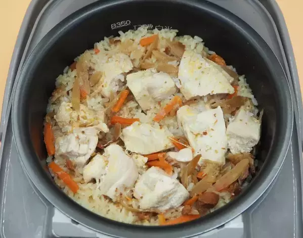 『鶏もも肉』を炊飯器にポンッ　フタを開けたら「ウソでしょ！」【アレンジ4選】