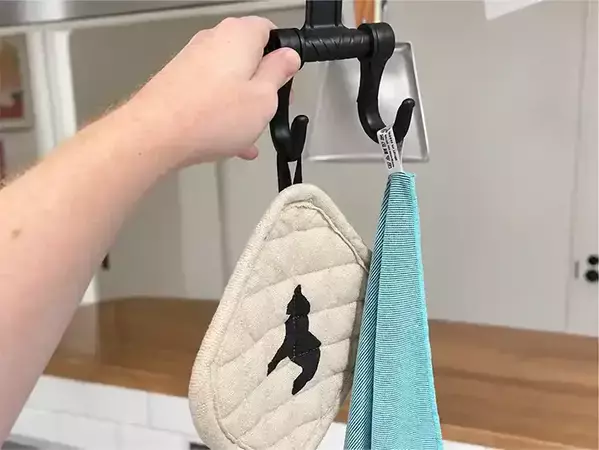 車用のはずなのに…？　ダイソーの『たためるカーフック』をキッチンで使ったら便利だった！