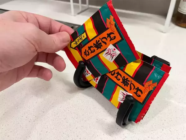 車用のはずなのに…？　ダイソーの『たためるカーフック』をキッチンで使ったら便利だった！