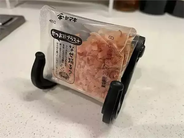 車用のはずなのに…？　ダイソーの『たためるカーフック』をキッチンで使ったら便利だった！