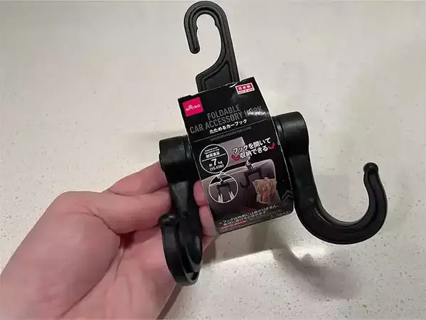 車用のはずなのに…？　ダイソーの『たためるカーフック』をキッチンで使ったら便利だった！