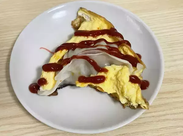 フライパンに『溶き卵』をザーッと入れて！　新感覚の餃子に「フワフワ」「満足感高い」