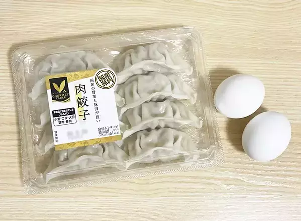 フライパンに『溶き卵』をザーッと入れて！　新感覚の餃子に「フワフワ」「満足感高い」