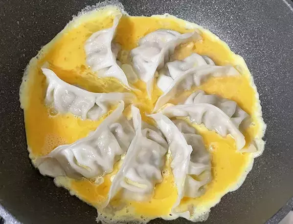 フライパンに『溶き卵』をザーッと入れて！　新感覚の餃子に「フワフワ」「満足感高い」