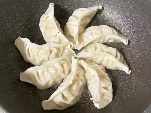 フライパンに『溶き卵』をザーッと入れて！　新感覚の餃子に「フワフワ」「満足感高い」