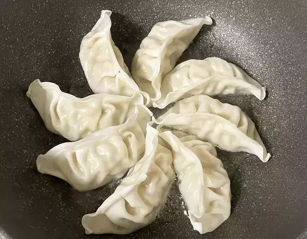 フライパンに『溶き卵』をザーッと入れて！　新感覚の餃子に「フワフワ」「満足感高い」