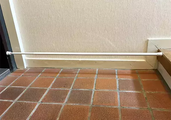玄関の下側に『つっぱり棒』をつけたらゴミ回収前に役立つ　思わぬ裏ワザに「2分でできた」