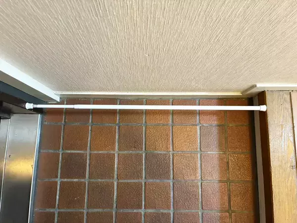 玄関の下側に『つっぱり棒』をつけたらゴミ回収前に役立つ　思わぬ裏ワザに「2分でできた」