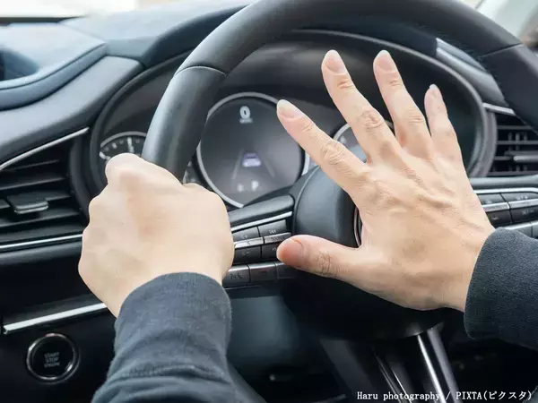 クラクションはNG！　信号が変わっても進まない車、気づかせるためにはどうするべき？