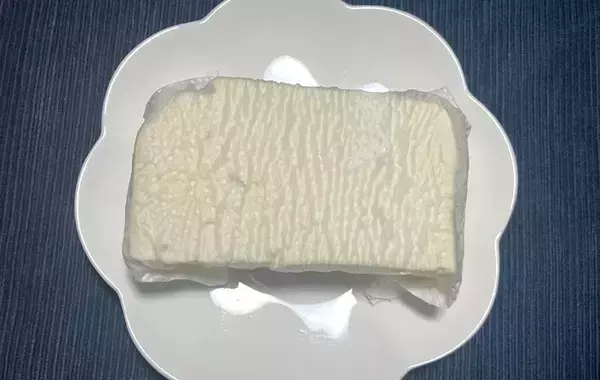 冷凍オクラに『1丁』に混ぜてみて！　10分で完成の簡単おかずに「食べ応え抜群！」