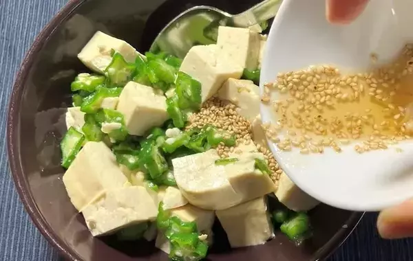 冷凍オクラに『1丁』に混ぜてみて！　10分で完成の簡単おかずに「食べ応え抜群！」