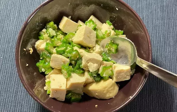 冷凍オクラに『1丁』に混ぜてみて！　10分で完成の簡単おかずに「食べ応え抜群！」