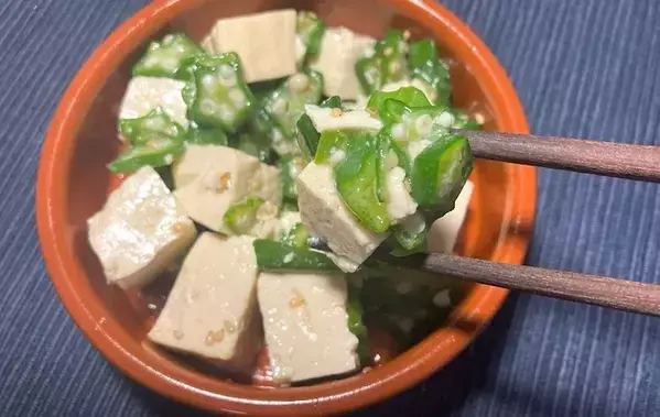 冷凍オクラに『1丁』に混ぜてみて！　10分で完成の簡単おかずに「食べ応え抜群！」