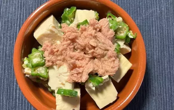 冷凍オクラに『1丁』に混ぜてみて！　10分で完成の簡単おかずに「食べ応え抜群！」