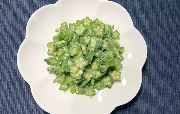 冷凍オクラに『1丁』に混ぜてみて！　10分で完成の簡単おかずに「食べ応え抜群！」