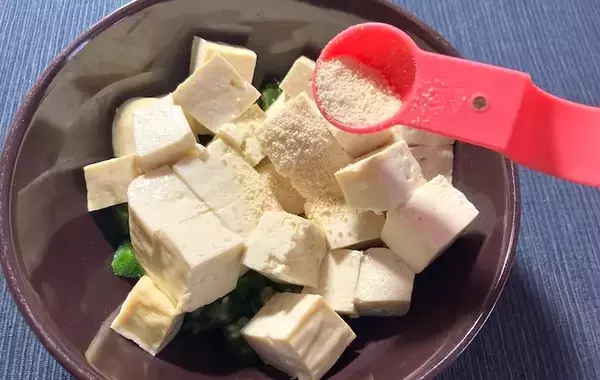 冷凍オクラに『1丁』に混ぜてみて！　10分で完成の簡単おかずに「食べ応え抜群！」