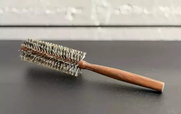 古いヘアブラシ、捨てるの待って！　美容師が教える『再利用アイデア』5選