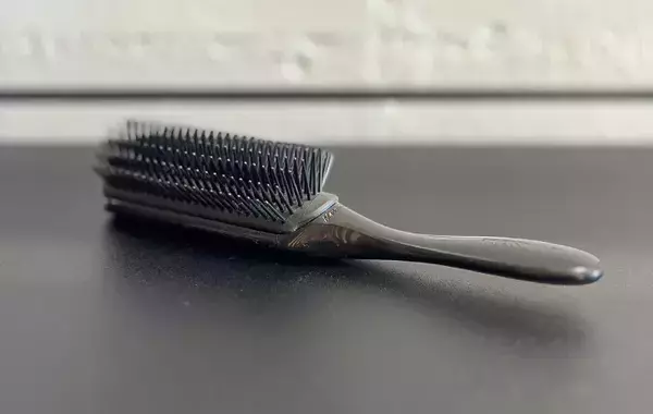古いヘアブラシ、捨てるの待って！　美容師が教える『再利用アイデア』5選