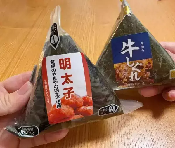 ダイソーのはがきケースに『おにぎり』を入れると？　思わぬ方法が超便利！