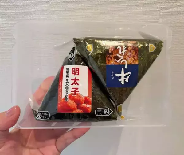 ダイソーのはがきケースに『おにぎり』を入れると？　思わぬ方法が超便利！