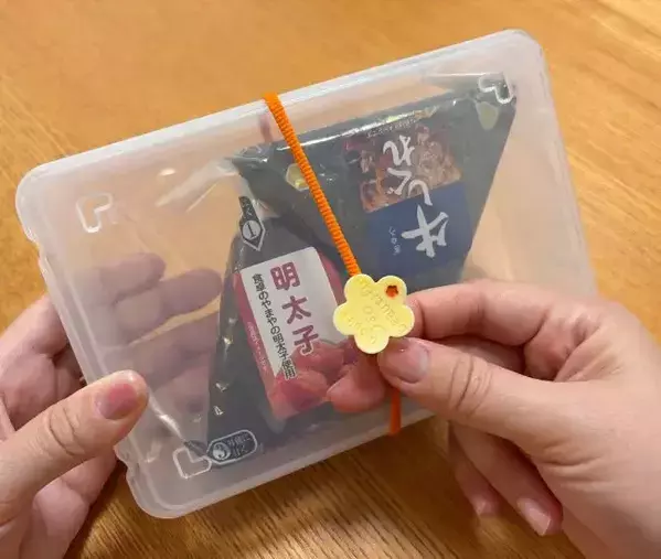 ダイソーのはがきケースに『おにぎり』を入れると？　思わぬ方法が超便利！
