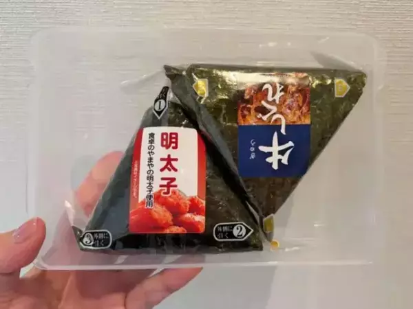ダイソーのはがきケースに『おにぎり』を入れると？　思わぬ方法が超便利！