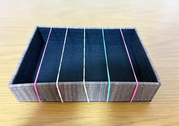 100均トレイに『輪ゴム』を巻くだけ　3分で作れる「仕切りつきケース」が小物収納で活躍