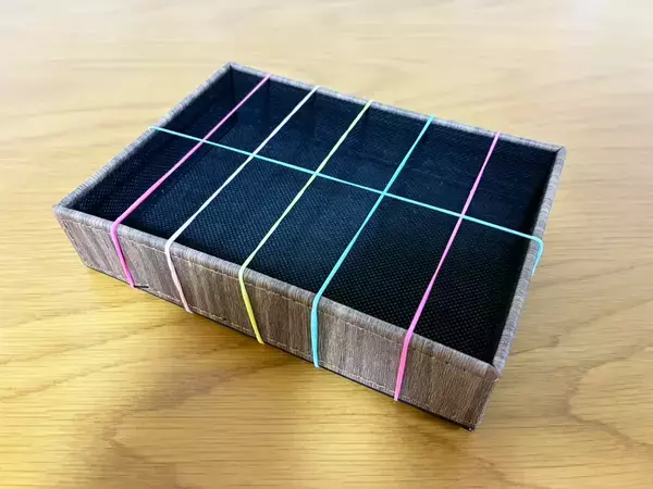 100均トレイに『輪ゴム』を巻くだけ　3分で作れる「仕切りつきケース」が小物収納で活躍