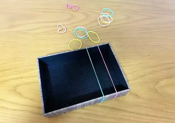 100均トレイに『輪ゴム』を巻くだけ　3分で作れる「仕切りつきケース」が小物収納で活躍