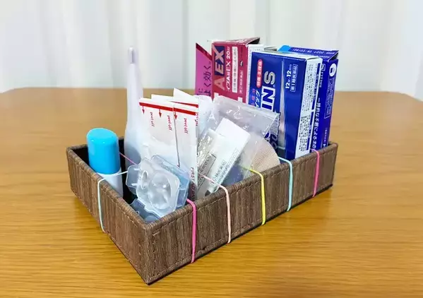 100均トレイに『輪ゴム』を巻くだけ　3分で作れる「仕切りつきケース」が小物収納で活躍