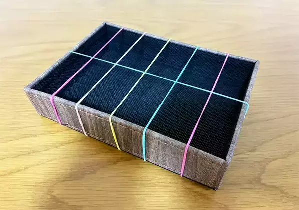 100均トレイに『輪ゴム』を巻くだけ　3分で作れる「仕切りつきケース」が小物収納で活躍