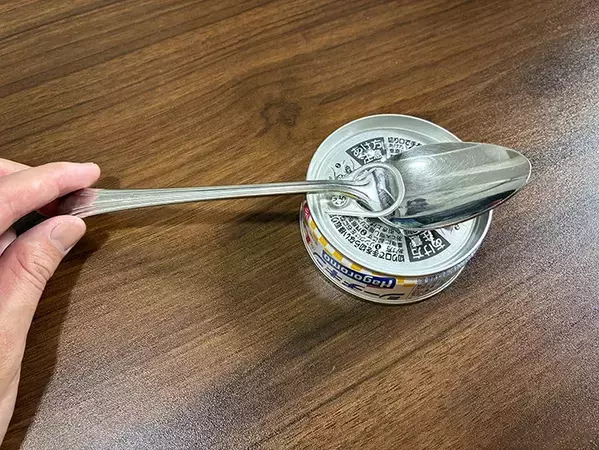 スプーン1本で缶詰の「イライラ」が解決！　力不要で開ける裏ワザが便利