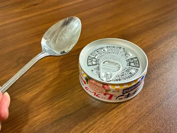 スプーン1本で缶詰の「イライラ」が解決！　力不要で開ける裏ワザが便利