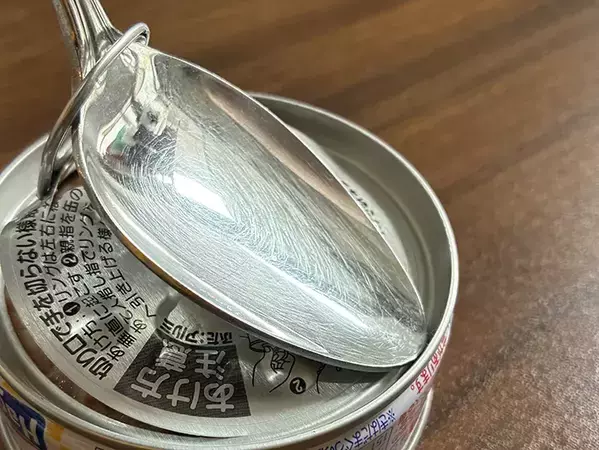 スプーン1本で缶詰の「イライラ」が解決！　力不要で開ける裏ワザが便利