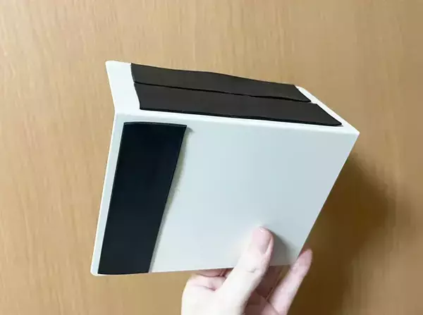 ユニットバスの壁に『ブックエンド』を引っつけたら…　トイレの悩みが解決する活用法