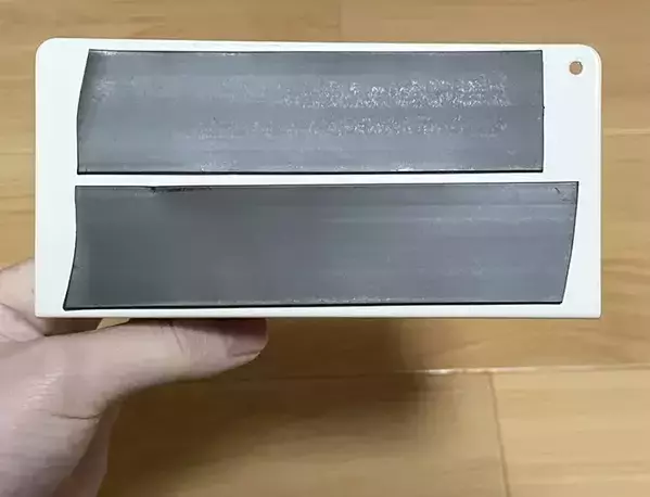ユニットバスの壁に『ブックエンド』を引っつけたら…　トイレの悩みが解決する活用法