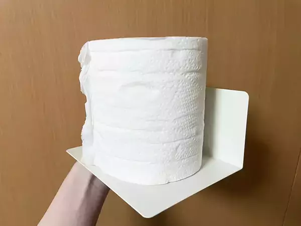 ユニットバスの壁に『ブックエンド』を引っつけたら…　トイレの悩みが解決する活用法