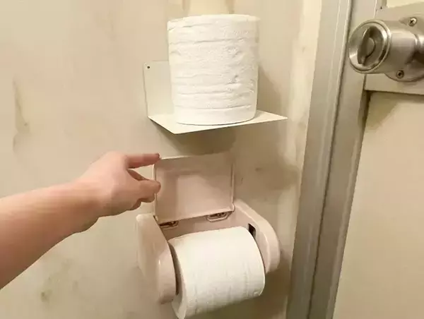 ユニットバスの壁に『ブックエンド』を引っつけたら…　トイレの悩みが解決する活用法