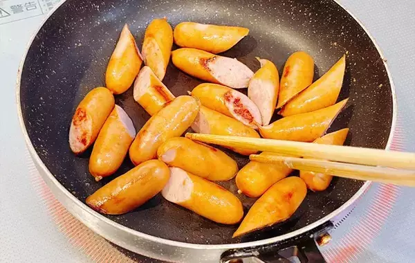 ウインナーを半分にカットして？　完成した一品に「お月見にぴったり」「子供が喜びそう！」