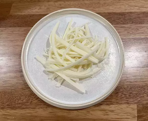 『さけるチーズ』を2本細かくさいて　和え物に入れると「味見で半分なくなる！」