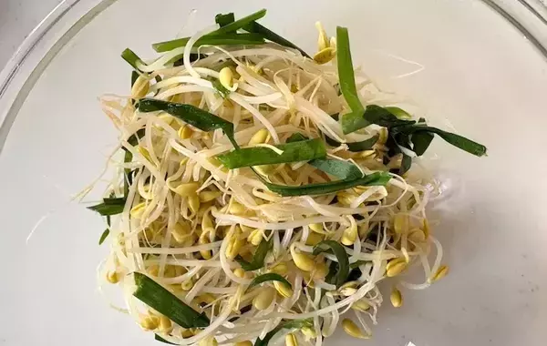『さけるチーズ』を2本細かくさいて　和え物に入れると「味見で半分なくなる！」