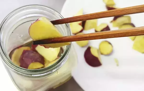 サツマイモを皮つきで乱切りに…『大さじ1杯』で味が決まる作り置き