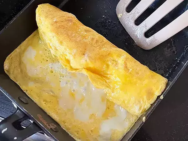 巻く前に『3個』入れてみて　玉子焼きを切ると「食べ応えアップ」「お弁当にピッタリ」