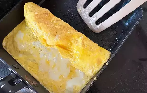 巻く前に『3個』入れてみて　玉子焼きを切ると「食べ応えアップ」「お弁当にピッタリ」