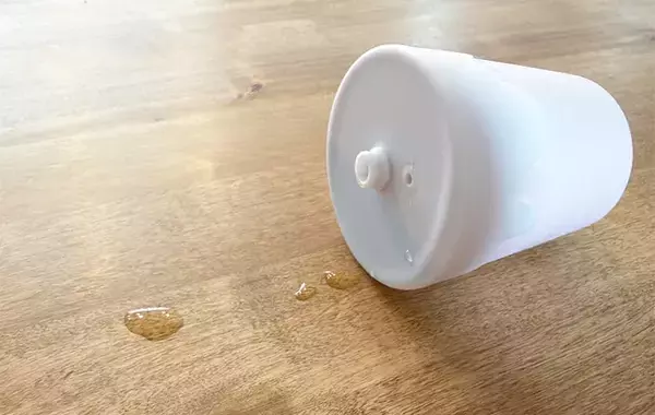 『110円のフタ』をつけてコップを倒してみると？　「本当にこぼれないか気になる」